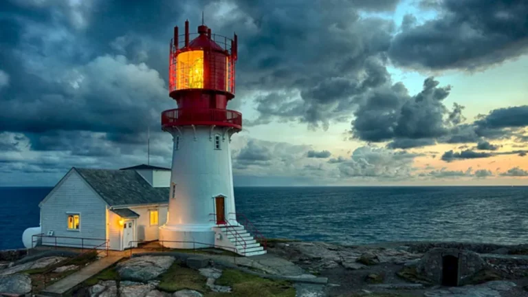 Lighthouse: маяки у світовій навігації та їх символіка